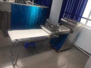 Motor 220V/380W 750W Power Bakery 2 MÁQUINA DE MOLDEO DE MASA TRANSPORTADORA 2200x640x1200 (DxRxC) Garantía 1 año Vietnam - Product Image 2