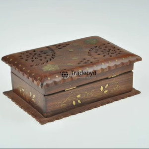 Silla hecha a mano de madera maciza tallada exquisita de Tradebyd con diseño personalizable para la decoración moderna y tradicional del hogar - Product Image 1
