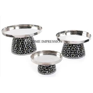 Alta calidad estándar Color negro Aspecto atractivo Acabado esmaltado con textura martillada Bandeja DE SERVICIO DE METAL superior redonda plateada - Product Image 1