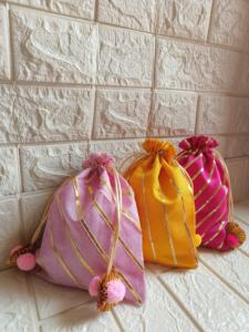 Bolsa de Potli para boda india Desi Mithai/Bhaji/Ladoo Bolsa para regalos de devolución Lehariya Giveaway Potli con borlas de trabajo de Gota Frutas secas - Product Image 3