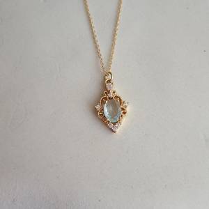 สร้อยคอเงินแท้ 925 ชุบทองประดับพลอยสีฟ้าอ่อนสไตล์วินเทจลายฉลุ พรีเมียม แนวชาติพันธุ์ ของขวัญสไตล์บริดเกอร์ตัน - Product Image 5