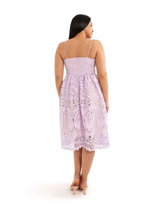 Magnifique robe une pièce en dentelle brodée, col en V, bretelles spaghetti ajustables, corsage ajusté, jupe mi-longue contrastante - Product Image 5