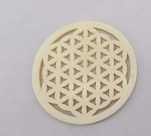 Sous-verre carré en bois et résine fait main, motif hexagonal alvéolé, tapis de boisson personnalisé avec logo pour hôtel et restaurant. - Product Image 5