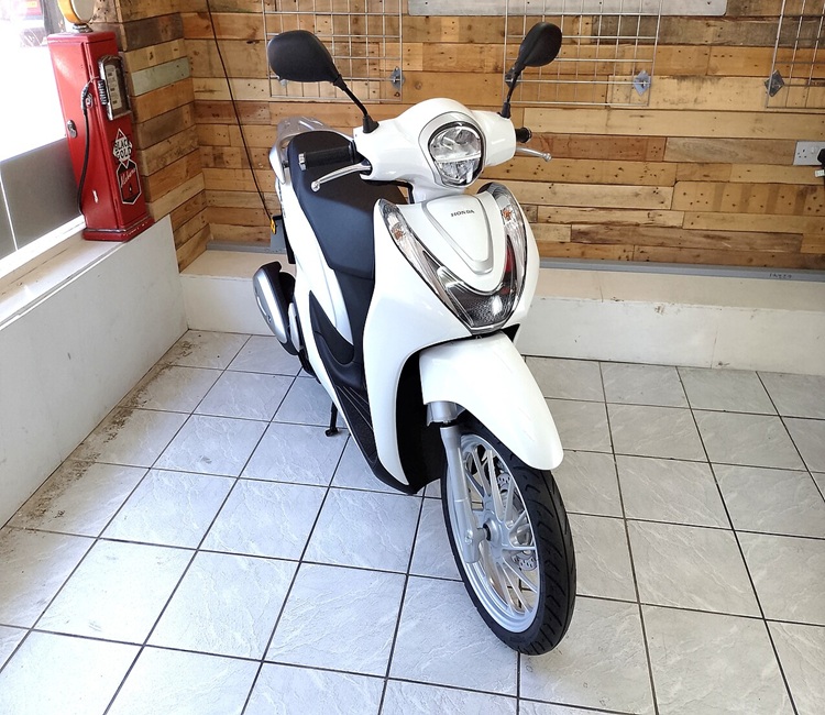 125 Scooter Sh 125 First Class Unrivaled Performance With Honda