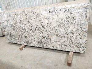 Grandes dalles de granit blanc d'Alaska au design moderne et exquis Carreaux de comptoirs élégants pour villas à bas prix en Inde Polis - Product Image 3