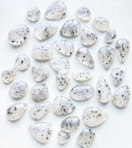 ลายจุดสีดำตามธรรมชาติของ100% อัญมณีเกรด AAA อัญมณีหลวมที่มีรูปร่างผสมสำหรับการทำเครื่องประดับคริสตัลบำบัด - Product Image 4