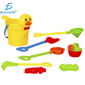 Set da Spiaggia Estivo per Bambini: Secchiello a Forma di Anatra con 4 Pale in Plastica, Annaffiatoio e Due Stampi - Product Image 1