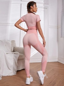 Traje de Yoga de entrenamiento de alta calidad para mujer Nuevos conjuntos sin costuras que incluyen mallas deportivas y top - Product Image 3