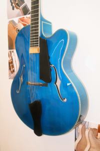 Guitare électrique artisanale Yunzhi <span class=keywords><strong>Jazz</strong></span> Hollow Body, finition nitro bleu brillant, corps en épicéa massif et érable flammé, manche en ébène, fabriquée par un lutier - Product Image 2