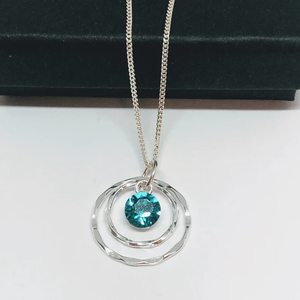 Collier de pierre de naissance de décembre en laiton plaqué argent pendentif en zircon bleu vert accessoire de mode avec lunette de réglage anniversaire - Product Image 6