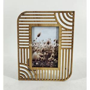 Cadre photo luxueux en laiton en métal avec une finition polie et un design unique parfait pour une décoration élégante à la maison. - Product Image 1