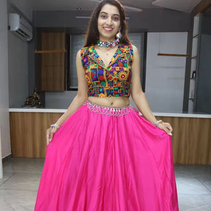 El último diseñador Pink Rayon Cotton Lehenga Choli con Plain Gota Patti Kali Work Estilo tradicional para Party Navratri Collection - Product Image 1