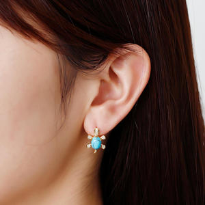 ต่างหูรูปเต่าเจลิยา ไวส์ ทำจากเงินสเตอร์ลิงพร้อมดีไซน์สีเทอร์ควอยซ์ - Product Image 5