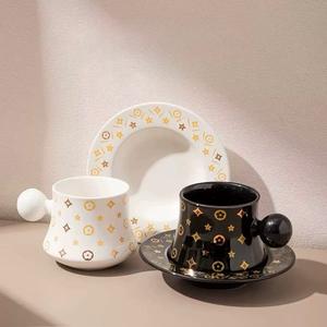 Ensemble de tasse et soucoupe à café et à thé en céramique à motif moderne avec boîte cadeau, écologique et durable, capacité de 230 ml, ronde pour la poignée - Product Image 1
