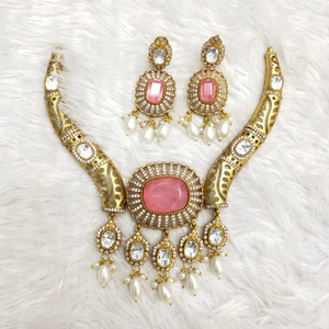 Élégant ensemble collier et boucles d'oreilles en mosénite avec pierre et perle détaillant des bijoux traditionnels en finition or pour mariage et fêtes - Product Image 1