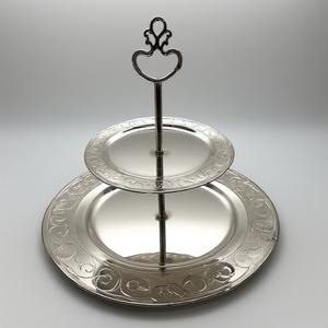 Support de gâteau en métal fini laiton antique fabriqué à la main avec bord ornemental parfaitement conçu pour les banquets et les célébrations haut de gamme - Product Image 5