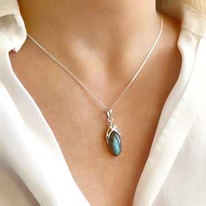 Collar de Labradorita de Plata de Ley Chapado en Oro Vintage Hecho a Mano con Colgante de Diseño Celta, Joyería de Piedras Preciosas para Compromiso - Product Image 1