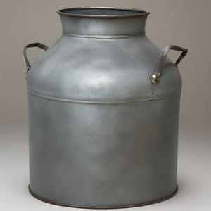 Bidon de lait galvanisé rustique traditionnel avec forme durable parfait pour les cuisines de maisons de ferme et les espaces de jardin extérieurs - Product Image 3