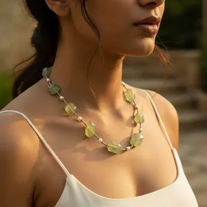 Collier en perles de jade vert et de perles d'eau douce pour femmes, bijoux tendance plaqués or avec croix en diamant pour cadeau - Product Image 1