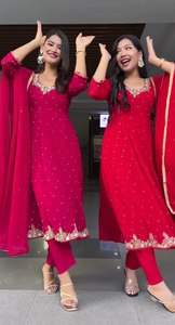 Achetez maintenant : Ensemble Saree et Blouse Traditionnel pour Fête d'Anniversaire, Look Épuré et Élégant, Design Intemporel, Disponible en Ligne sur les Plateformes Ethniques - Product Image 2