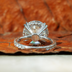 Anillo de Compromiso de Oro Blanco con Halo Oculto de Corte Brillante Redondo de 5.00ct VS Cultivado en Laboratorio, con Diamantes Laterales de 0.52ctw para Ella, Regalo de Aniversario - Product Image 5