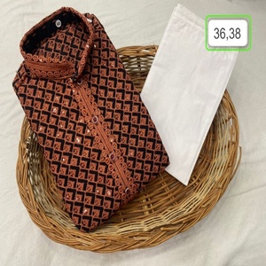 Dernière tenue de créateur en rayonne lourde avec broderie Schiffli Kurta Payjama pour homme Fabricant de Surat Mode masculine - Product Image 1