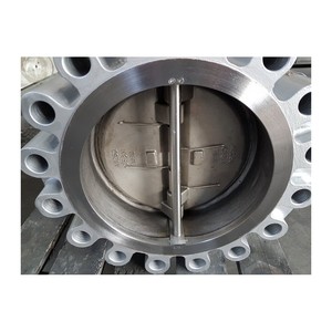 Válvula de retención forjada de acero inoxidable con extremos NPT de 1/2'' para uso industrial, que permite el flujo directo y evita el flujo inverso. - Product Image 5