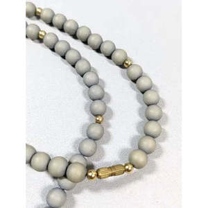 Collar largo de acrílico transparente con cuentas de madera redondas en tono dorado y gris de calidad AAA+, 26 pulgadas Cus-Jew115 - Product Image 4