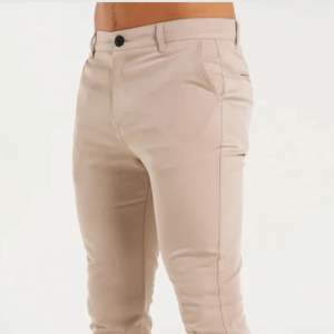 ชิโนทรงสลิมฟิต-ดีไซน์ทรงเรียวสวมใส่สบายพร้อมห่วงเข็มขัด5เส้นซิปลอยและหนังเทียมที่เอวด้านหลัง - Product Image 5