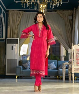 Impresionante Kurta de algodón de trabajo bordado con pantalón rojo Nueva llegada Kurta para ropa de fiesta Venta al por mayor Kurta V Shape Necklace Kurta's - Product Image 1