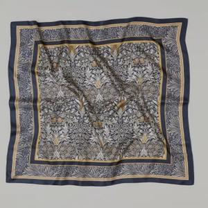 Gros carré personnalisé impression numérique Bandana cheveux foulard dame dernières écharpes haute qualité fabricant produits faits à la main - Product Image 3