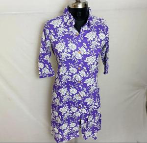 เสื้อคลุมผ้าฝ้ายมีกระดุมพิมพ์ลายดอกไม้สีม่วงปกและแขน3/4 - Product Image 1