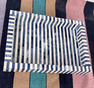 Bandeja Decorativa Intrincada Hecha a Mano de Resina de Hueso y Madera Esmaltada, Tallada a Mano, Pulida, Elegante Decoración para el Hogar, Arte Único, Ecológica - Product Image 3