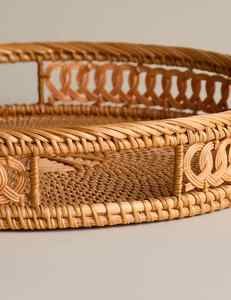 Plateau de service rond en rotin artisanal, plateau de présentation en osier naturel tissé, élégant détail central, organisateur décoratif pour table - Product Image 3