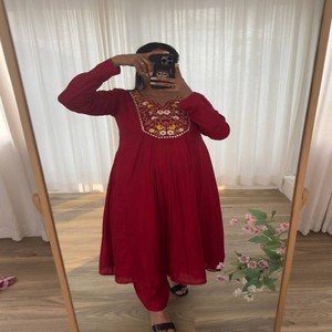 Ensemble élégant de robe et pantalon en mousseline de soie rouge cerise comprenant 2.2 m Taby Silk Dupatta avec bordures à motif de boîte - Product Image 3