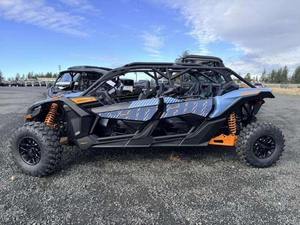 Can-Am Mavericks X3 MAX DS Turbo 2026, 110cc, 4 Tiempos, Gasolina/Diésel, Transmisión por Cadena, Automática, 2WD, Azul Escandinavo y Naranja Crush - Product Image 2