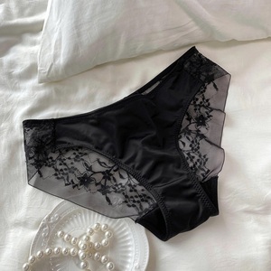 Ensemble de lingerie sexy pour femmes avec soutien-gorge à bretelles réglables en dentelle et string assorti, doux et à séchage rapide - Product Image 1