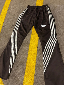 Pantalon cargo tactique Y2K personnalisé pour hommes, logo imprimé en silicone personnalisé, pantalon cargo en nylon, pantalon de survêtement à pattes évasées, pantalon de survêtement à rayures latérales pour hommes - Product Image 4