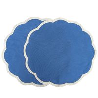 Sets de table classiques en lin brodé avec détails vintage, emballés en carton durable pour les espaces repas modernes