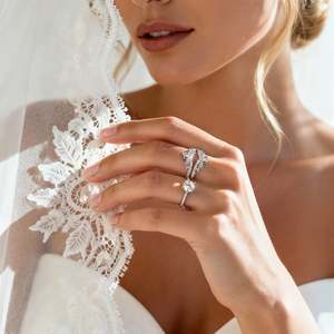 Ensemble de bagues de fiançailles rondes Jeulia avec embellisseur en forme de couronne de cœur - Product Image 6