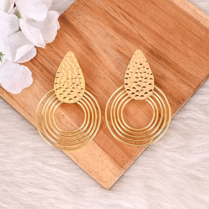 Nouveauté Boucles d'oreilles tendance pour filles en laiton plaqué or Bijoux simples Boucles d'oreilles à clous Boucles d'oreilles tendance pour mariage Cadeau pour anniversaire - Product Image 1