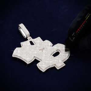 Pendentif personnalisé en moissanite B avec logo, finition or 14 carats, design unique pour un style personnalisé - Product Image 2