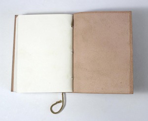 สมุดบันทึกทำมือจากกระดาษฝ้ายรีไซเคิลสีโบราณ ปกหนังวินเทจสั่งทำพิเศษ พร้อมโลโก้ปั๊มนูน เย็บกาว ปกแข็ง เหมาะสำหรับเป็นของขวัญ - Product Image 4