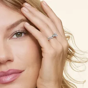 Bagues de fiançailles en diamant à trois pierres de coupe ronde pour toutes les occasions, fêtes, événements - Product Image 4