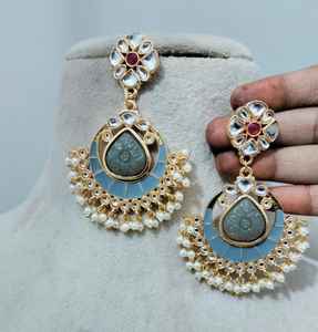 Juego de pendientes de gota Meenakari Chandbali versátiles modernos colores vibrantes con trabajo intrincado para personas conscientes de la moda - Product Image 4