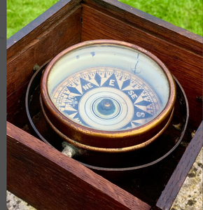 Brújula marina en cardanes vintage de finales del siglo XIX en caja de caoba Regalos para marido, regalo para parejas, regalos de Navidad - Product Image 1