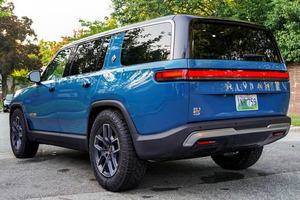 VOITURE ÉLECTRIQUE EXTRÊMEMENT PROPRE 2023 RIV-IAN R1S QUAD-MOTOR AWD GRANDE BATTERIE PRÊTE À ÊTRE EXPÉDIÉE - Product Image 4