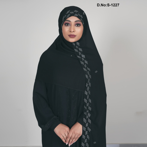 Hijab en mousseline élégant avec des détails géométriques en cristal rayé et des accents de paillettes dispersés pour une tenue modeste sophistiquée - Product Image 2