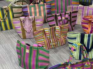 กระเป๋าถือผู้หญิงแบบพับได้ กันน้ำ ผลิตจากไนลอนรีไซเคิล ลายทอหลากสี คุณภาพพรีเมียม เป็นมิตรกับสิ่งแวดล้อม ผลิตในอินเดีย เหมาะสำหรับทุกฤดูกาล - Product Image 2