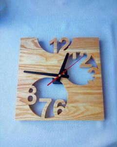 HORLOGE MURALE EN BOIS PERSONNALISÉE ASSISTANTE POUR UNE DÉCORATION MAISON ÉLÉGANTE Corps en bambou MODERNE avec rosh naturel pour les occasions de mariage - Product Image 1